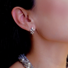 Cargar imagen en el visor de la galería, Arete Flor de Lis tipo arracada dorada plata 950