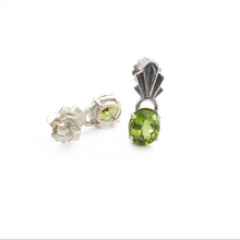 Cargar imagen en el visor de la galería, Arete Penacho con Peridoto, plata 950