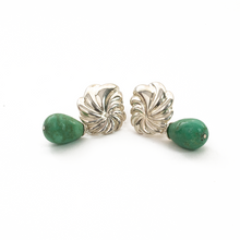 Cargar imagen en el visor de la galería, Arete Rehilete Curvo Gota Lisa Crisoprasa verde, plata 950