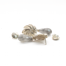 Cargar imagen en el visor de la galería, Arete Rehilete Cuarzo Gris gota facetada, plata 950