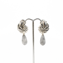 Cargar imagen en el visor de la galería, Arete Rehilete Curvo gota facetada Cuarzo gris, plata 950