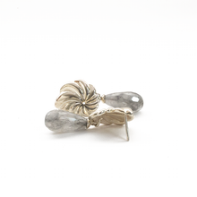 Cargar imagen en el visor de la galería, Arete Rehilete Curvo gota facetada Cuarzo gris, plata 950
