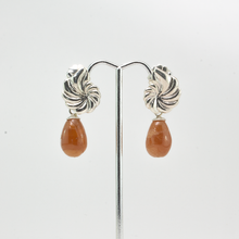 Cargar imagen en el visor de la galería, Arete Rehilete Gota Lisa Miel plata 950