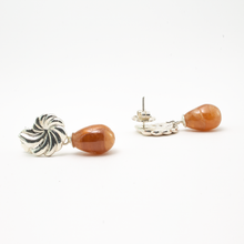 Cargar imagen en el visor de la galería, Arete Rehilete Gota Lisa Miel plata 950