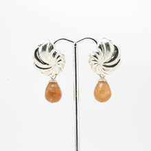 Cargar imagen en el visor de la galería, Arete Rehilete Gota Lisa Miel plata 950