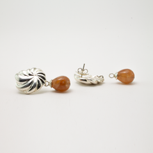 Cargar imagen en el visor de la galería, Arete Rehilete Gota Lisa Miel plata 950