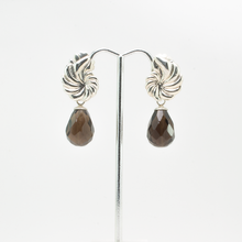 Cargar imagen en el visor de la galería, Arete Rehilete plano Gota Smoke Facetada plata 950