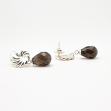 Cargar imagen en el visor de la galería, Arete Rehilete plano Gota Smoke Facetada plata 950