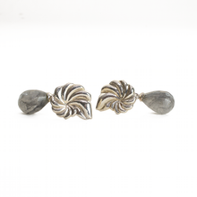 Cargar imagen en el visor de la galería, Arete Rehilete Cuarzo Gris gota facetada, plata 950
