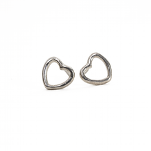 Cargar imagen en el visor de la galería, Arete Broquel Silueta Corazón, plata 950