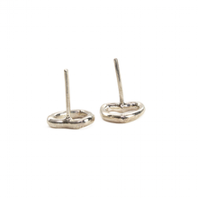 Cargar imagen en el visor de la galería, Arete Broquel Silueta Corazón, plata 950