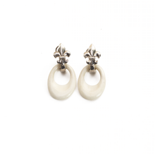 Cargar imagen en el visor de la galería, Arete flor de lis Hueso, plata 950