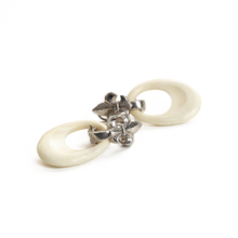 Cargar imagen en el visor de la galería, Arete flor de lis Hueso, plata 950