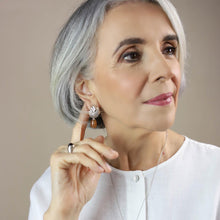 Cargar imagen en el visor de la galería, Arete Rehilete Gota Lisa Miel plata 950