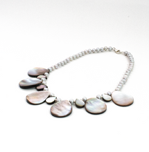 Cargar imagen en el visor de la galería, Collar Perla Gris con Madre Perla gota, plata 950