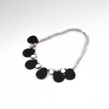 Cargar imagen en el visor de la galería, Collar Perla Gris con Madre Perla gota, plata 950