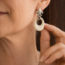 Cargar imagen en el visor de la galería, Arete flor de lis Hueso, plata 950