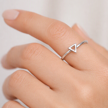 Cargar imagen en el visor de la galería, Anillo Ligero Triángulo plata 950