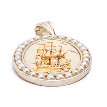 Cargar imagen en el visor de la galería, Dije Hueso Carabela Pirogravada Perla plata 950