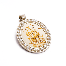 Cargar imagen en el visor de la galería, Dije Hueso Carabela Pirogravada Perla plata 950