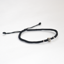 Cargar imagen en el visor de la galería, Pulsera Cráneo Mini Tejida Negro Plata 950