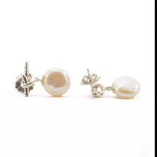Cargar imagen en el visor de la galería, Arete Nudo Perla moneda plata 950