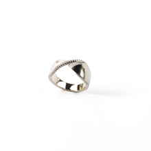 Cargar imagen en el visor de la galería, Anillo Argolla Matrinonio Lazo doblado granulado plata 950