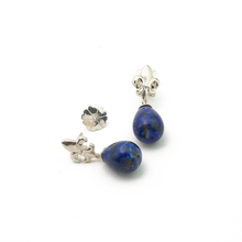 Cargar imagen en el visor de la galería, Arete Flor De Lis Lapislázuli C/ movimiento plata 950