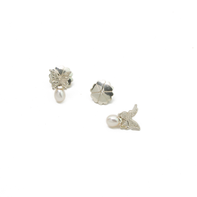 Cargar imagen en el visor de la galería, Arete Mariposa Broquel Pequeña Con Perla Gota plata 950