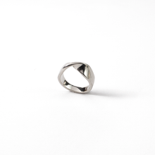 Cargar imagen en el visor de la galería, Anillo Argolla Matrimonio Lazo doblado sencillo plata 950