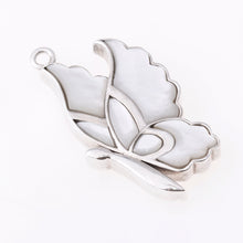 Cargar imagen en el visor de la galería, Dije Mariposa con Madre Perla plata 950