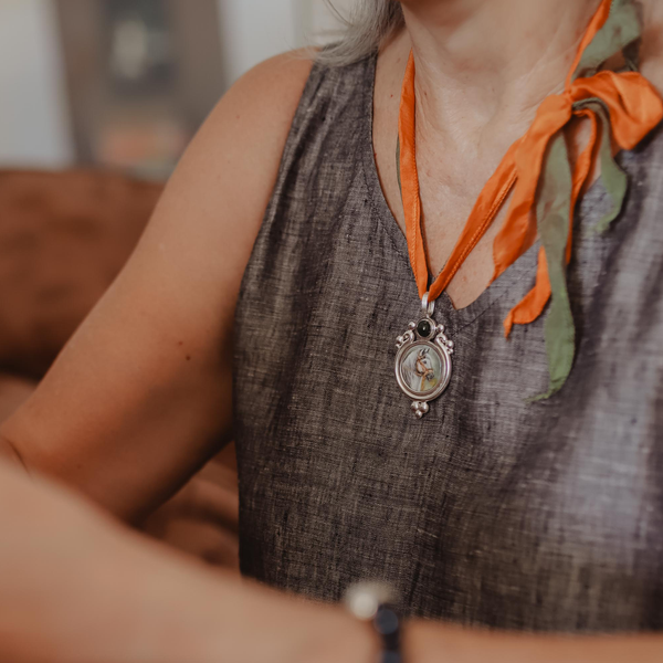 ¿Qué regalarle a una mamá que lo tiene todo? Joyas que hablan de ella