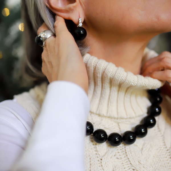 Combinaciones Brillantes :: Enlace de Joyas Artesanales con Atuendos Festivos