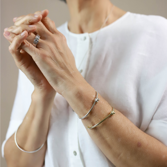 El poder espiritual de las joyas: símbolos que acompañan bautizos, bodas y momentos sagrados