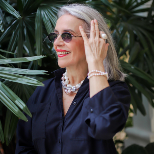 Las prendas base que construyen un clóset elegante