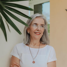 Cargar imagen en el visor de la galería, Arete Flor de Lis tipo arracada plata 950
