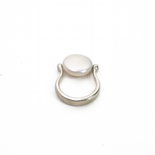 Cargar imagen en el visor de la galería, Anillo Perla Giratoria, plata 950
