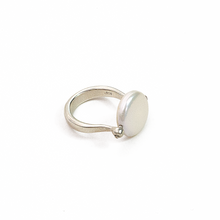 Cargar imagen en el visor de la galería, Anillo Perla Giratoria, plata 950
