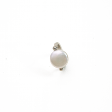 Cargar imagen en el visor de la galería, Anillo Perla Giratoria, plata 950
