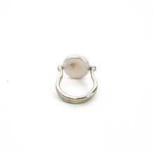 Cargar imagen en el visor de la galería, Anillo Perla Giratoria, plata 950
