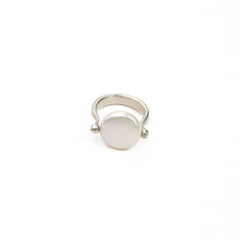 Cargar imagen en el visor de la galería, Anillo Perla Giratoria, plata 950
