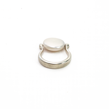 Cargar imagen en el visor de la galería, Anillo Perla Giratoria, plata 950
