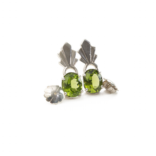 Cargar imagen en el visor de la galería, Arete Penacho con Peridoto, plata 950
