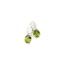 Cargar imagen en el visor de la galería, Arete Penacho con Peridoto, plata 950
