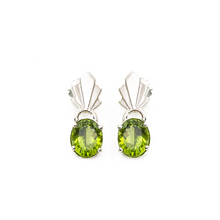 Cargar imagen en el visor de la galería, Arete Penacho con Peridoto, plata 950

