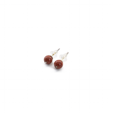Cargar imagen en el visor de la galería, Arete Broquel Jasper Rojo 6mm, plata 950
