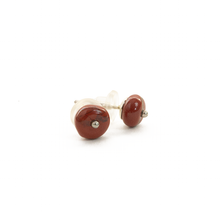 Cargar imagen en el visor de la galería, Arete Broquel Jasper Rondana Rojo 6 mm, plata 950
