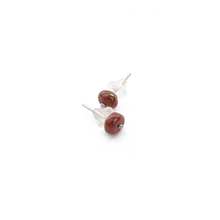 Cargar imagen en el visor de la galería, Arete Broquel Jasper Rondana Rojo 6 mm, plata 950
