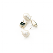 Cargar imagen en el visor de la galería, Arete Cristal verde Perla Barroca, plata 950
