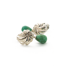 Cargar imagen en el visor de la galería, Arete Rehilete Curvo Gota Lisa Crisoprasa verde, plata 950
